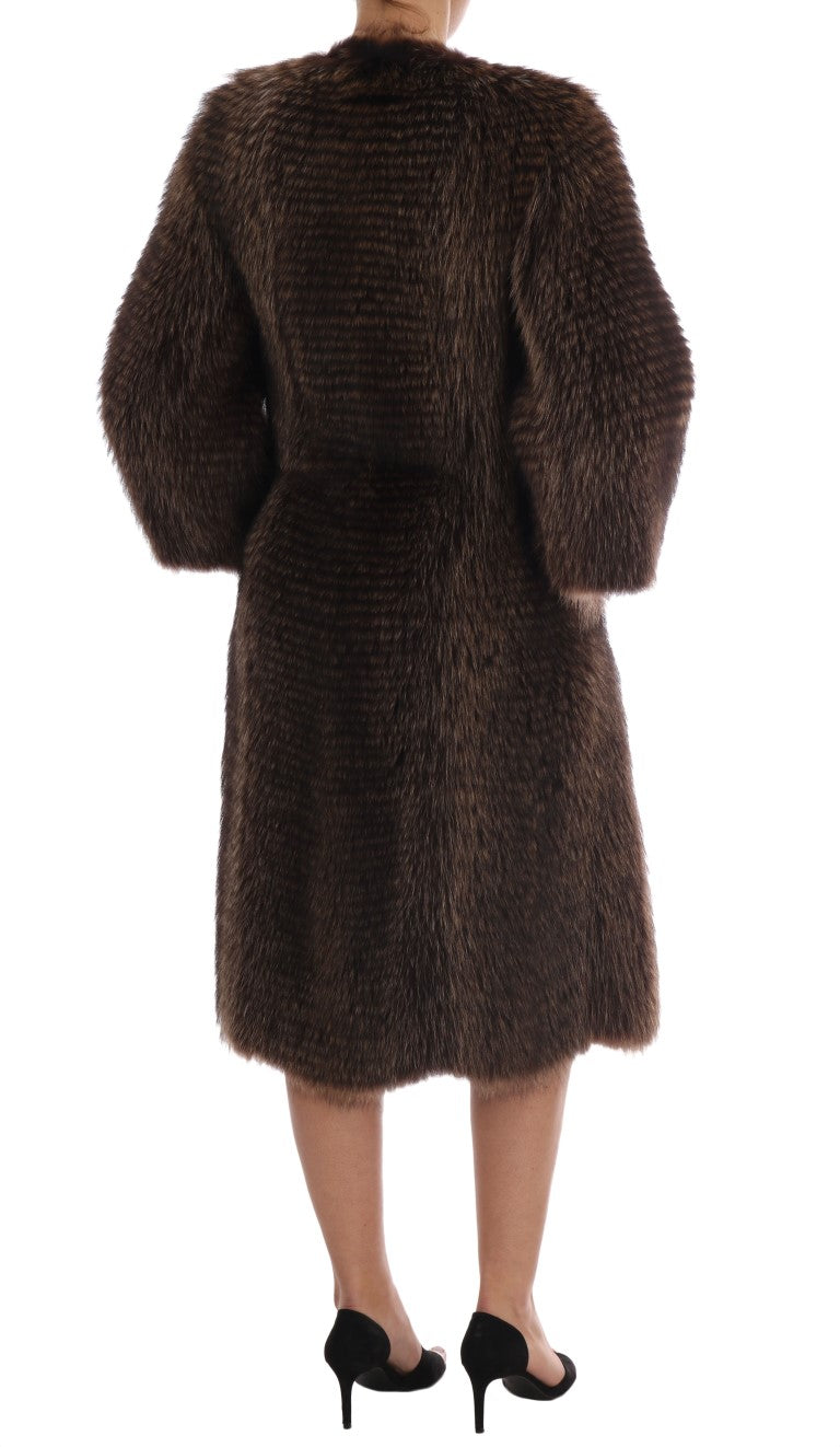 Elegante abrigo de piel de mapache marrón hasta la rodilla