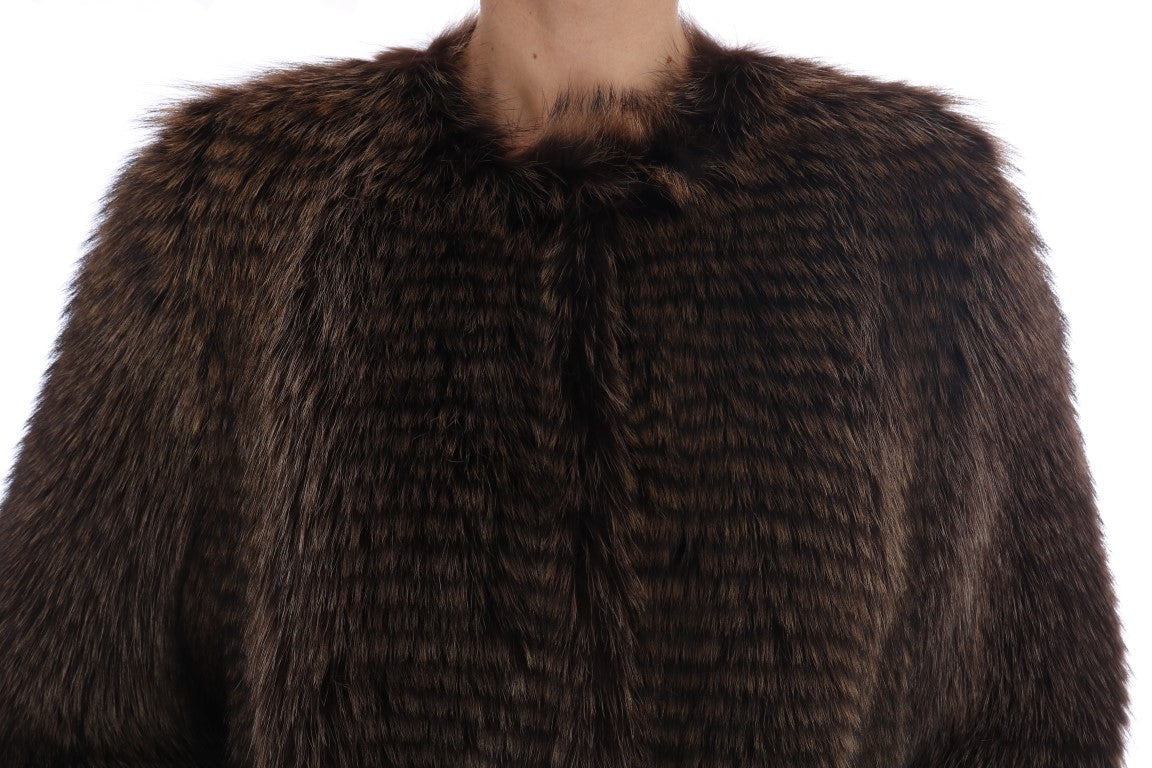Elegante abrigo de piel de mapache marrón hasta la rodilla