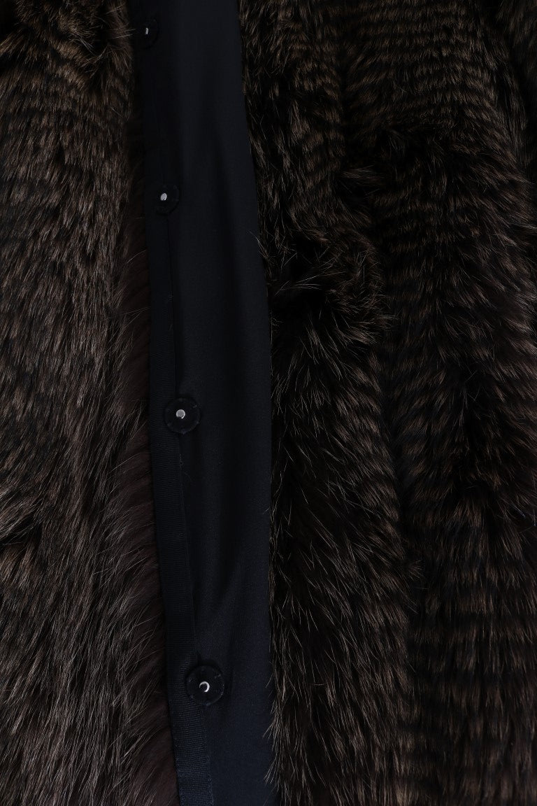 Elegante abrigo de piel de mapache marrón hasta la rodilla