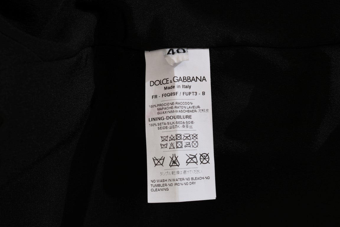 Elegante abrigo de piel de mapache marrón hasta la rodilla
