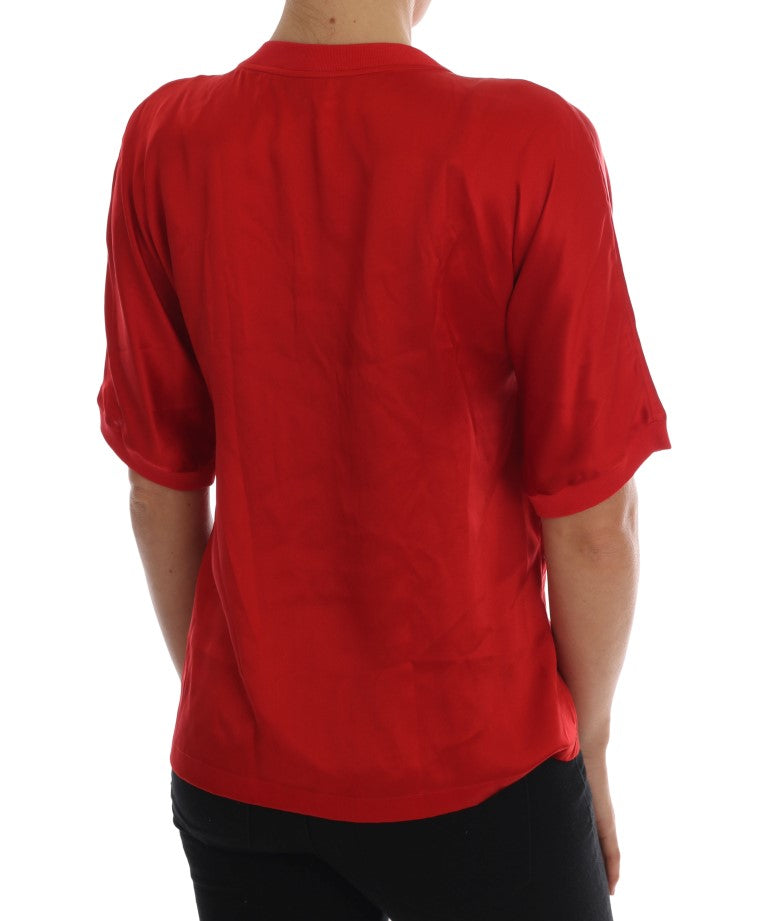 Top elegante de seda roja con bordado floral