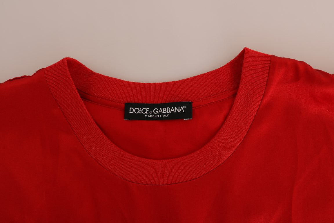 Top elegante de seda roja con bordado floral