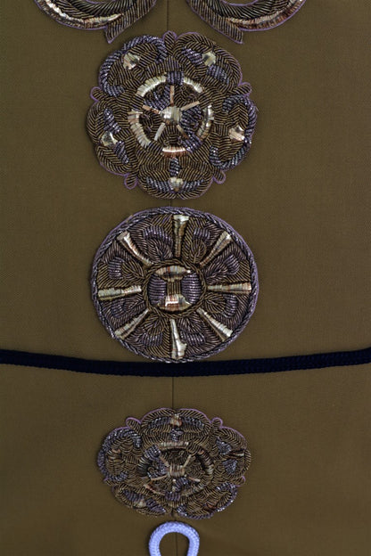 Chaleco con cruz de cristal adornado de pasarela