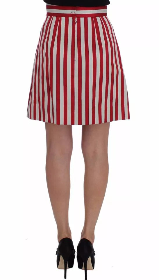 Falda por encima de las rodillas con rayas rojas y plateadas