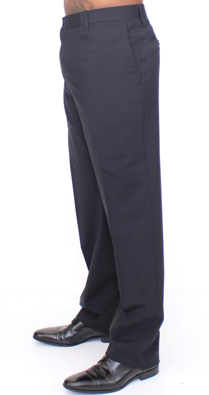 Elegantes pantalones plisados ​​de lana negra