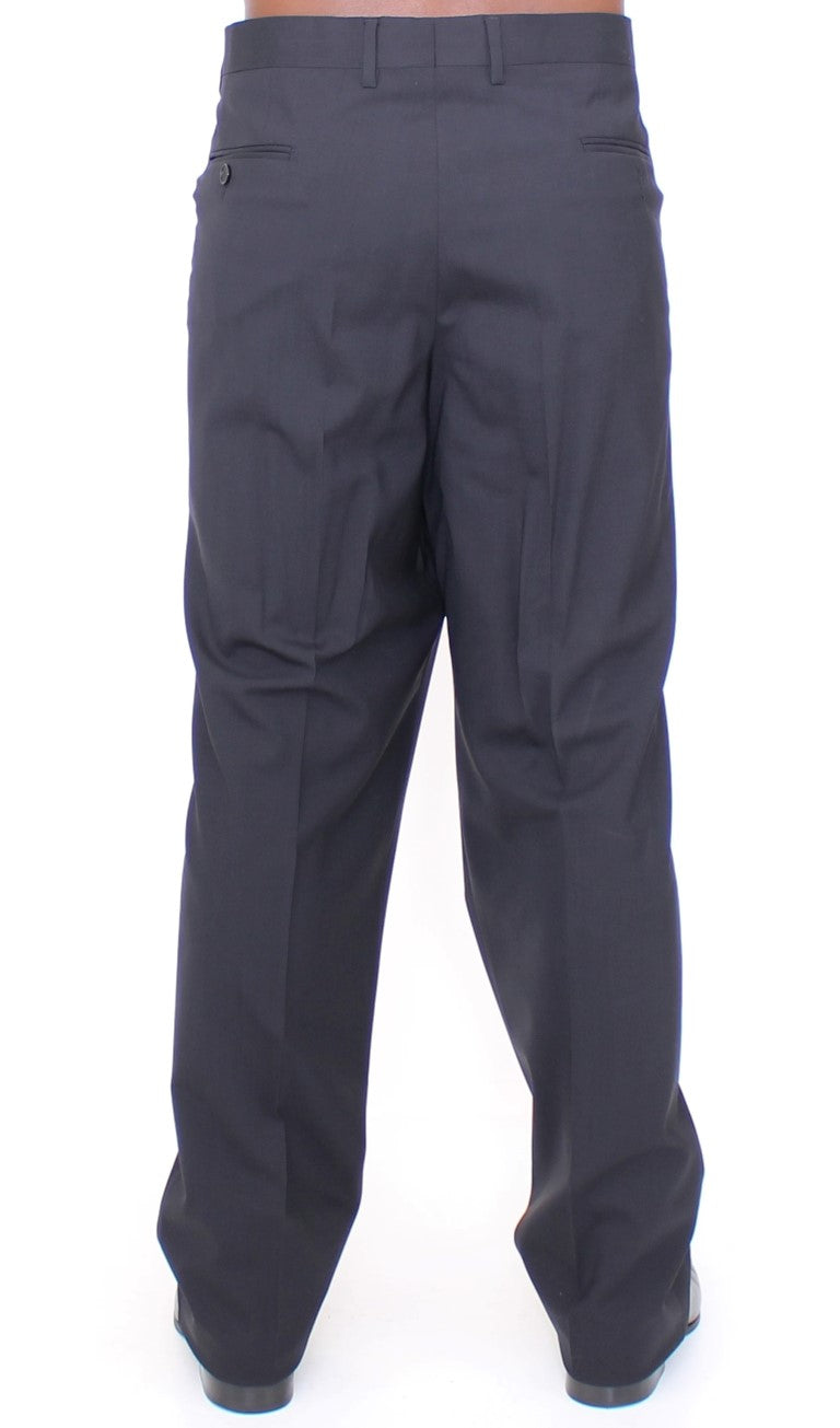 Elegantes pantalones plisados ​​de lana negra