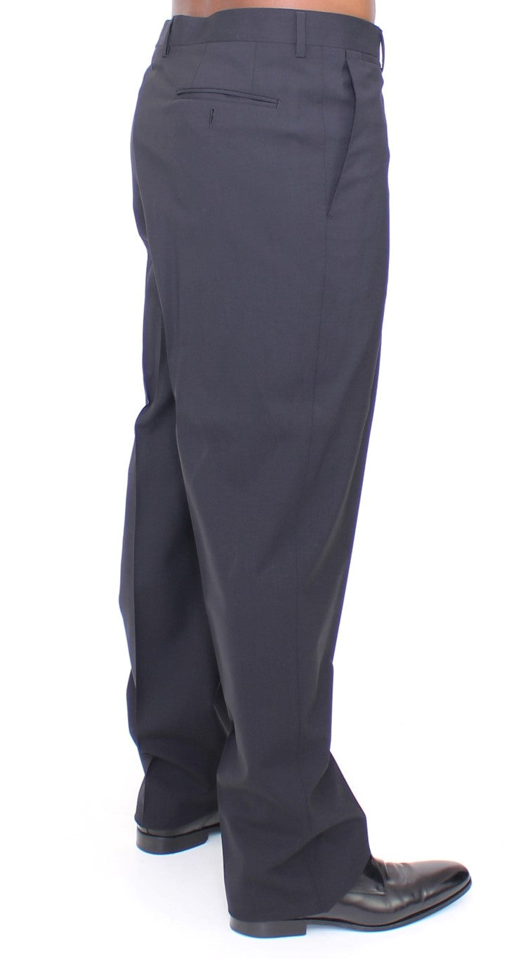 Elegantes pantalones plisados ​​de lana negra