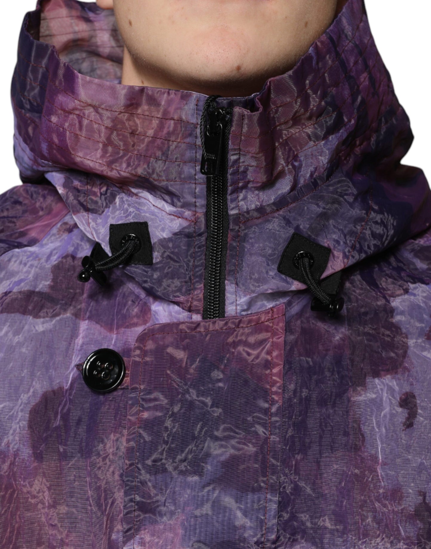 Chaqueta tipo blusón con capucha y estampado de camuflaje morado para hombre