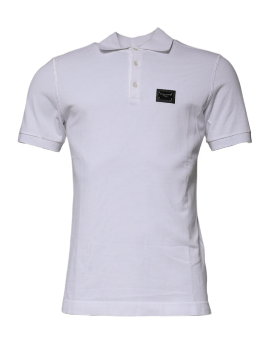 Polo de algodón blanco con cuello y placa del logotipo