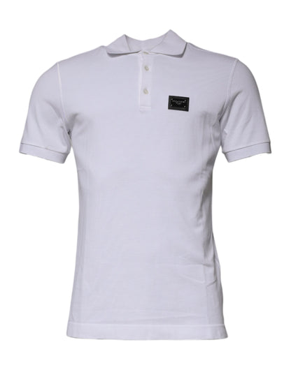 Polo de algodón blanco con cuello y placa del logotipo