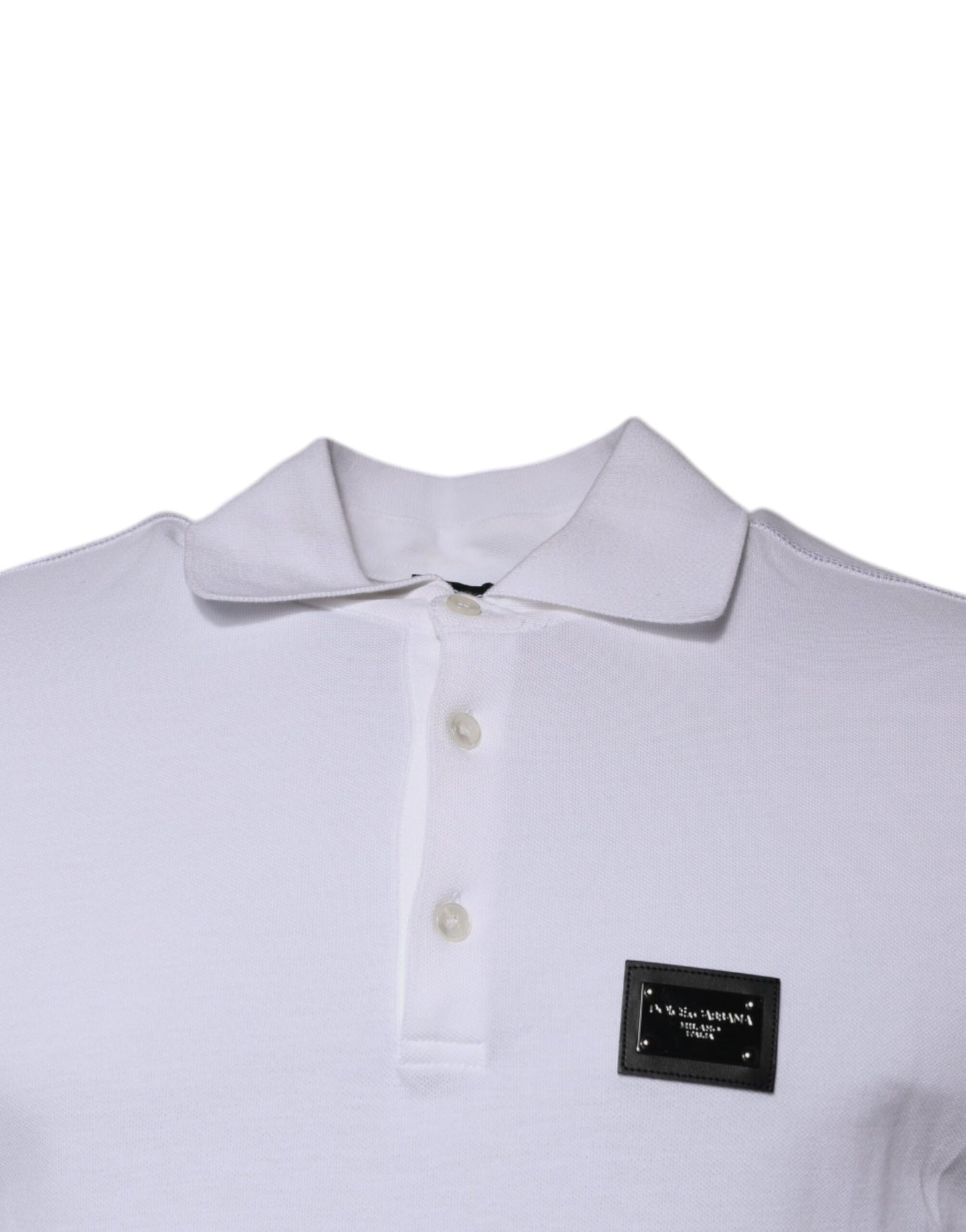 Polo de algodón blanco con cuello y placa del logotipo