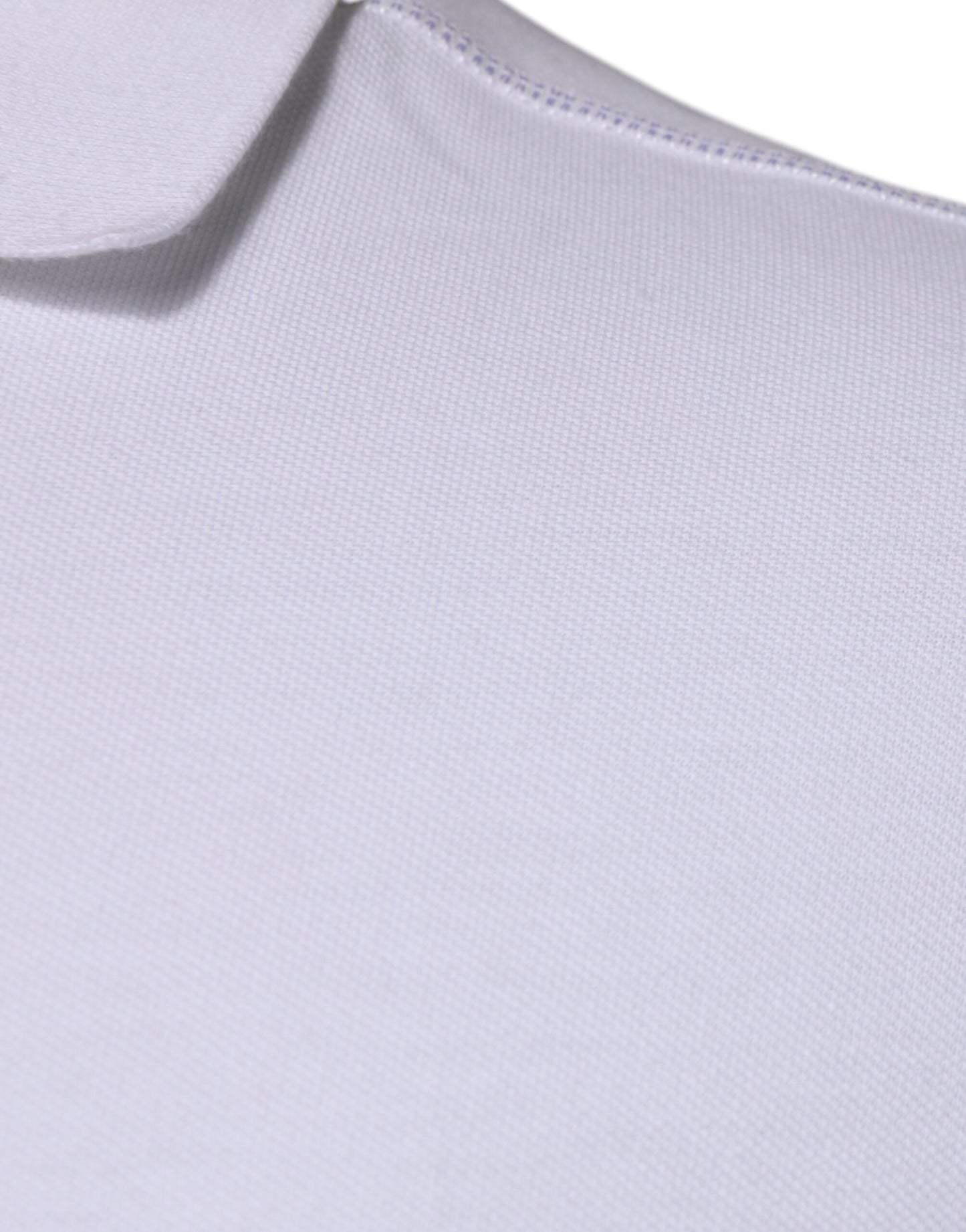 Polo de algodón blanco con cuello y placa del logotipo