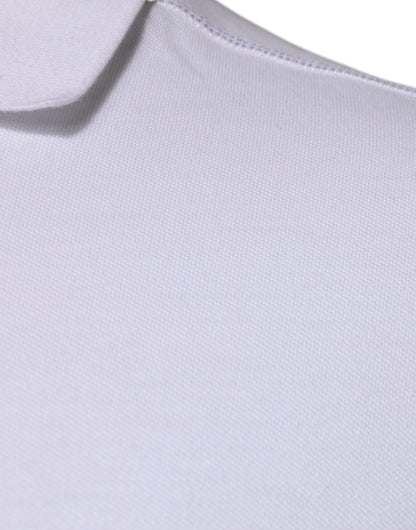 Polo de algodón blanco con cuello y placa del logotipo