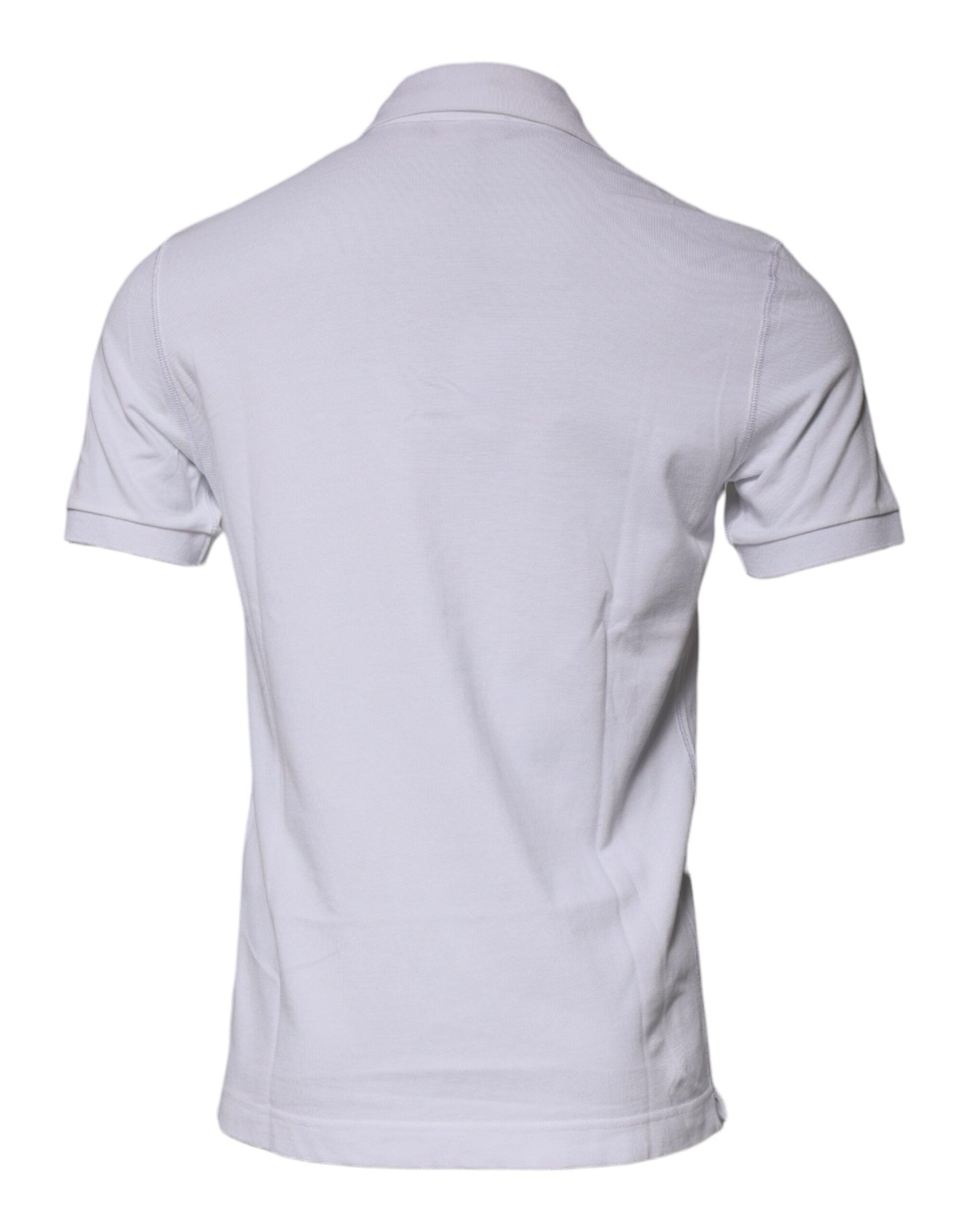 Polo de algodón blanco con cuello y placa del logotipo