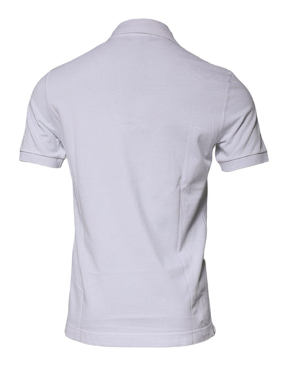 Polo de algodón blanco con cuello y placa del logotipo