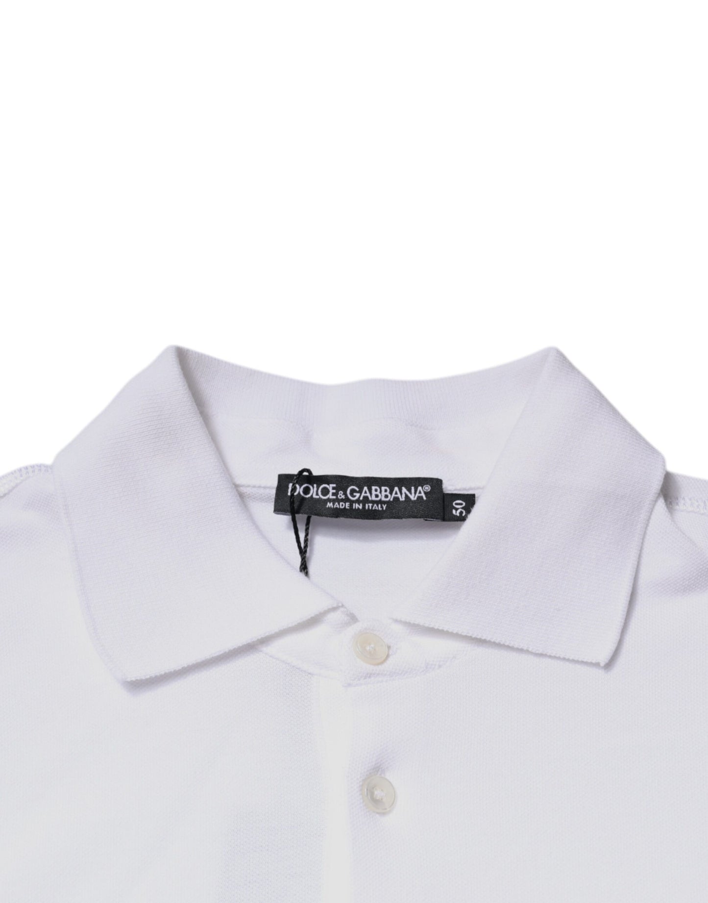 Polo de algodón blanco con cuello y placa del logotipo