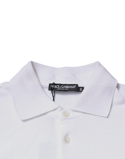 Polo de algodón blanco con cuello y placa del logotipo