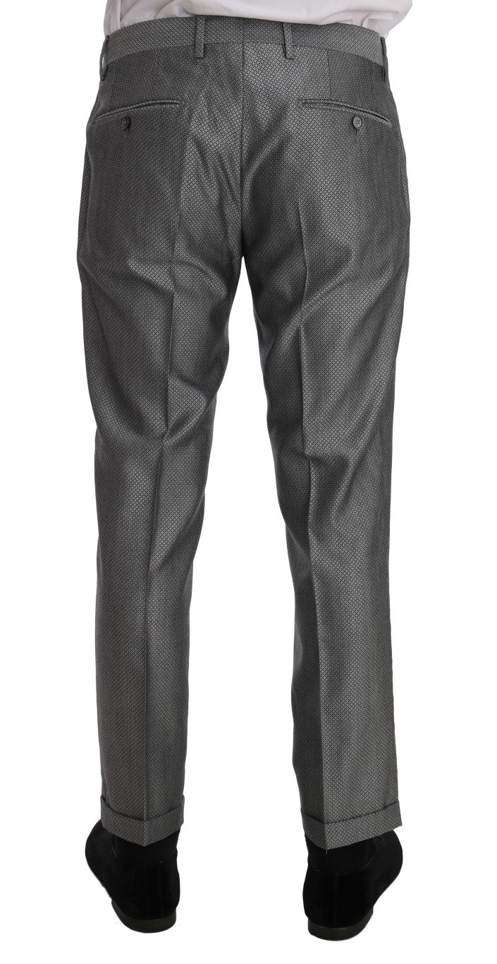 Elegante traje negro cruzado