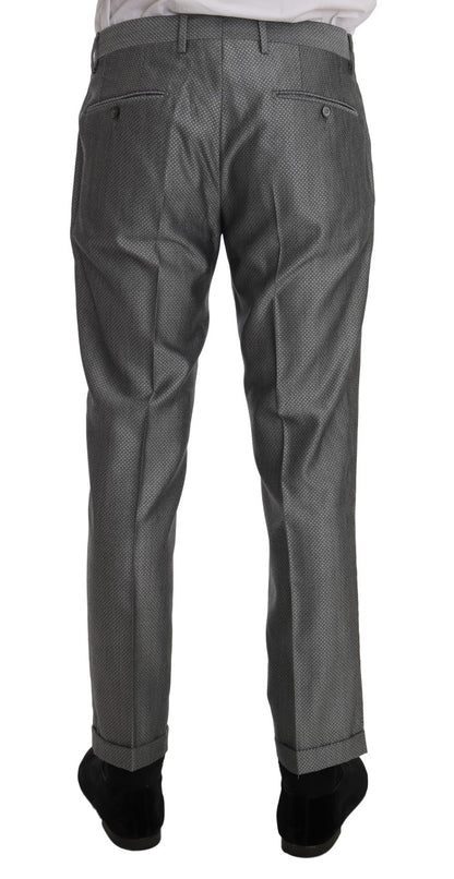 Elegante traje negro cruzado