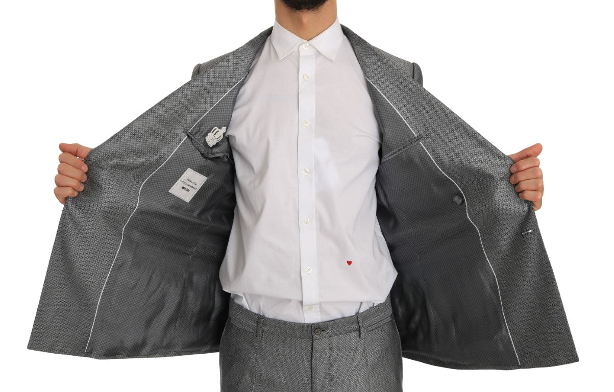 Elegante traje negro cruzado