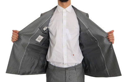 Elegante traje negro cruzado