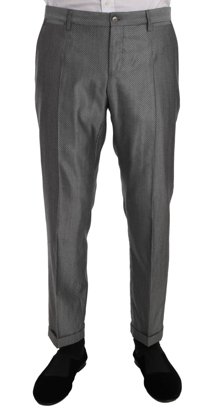 Elegante traje negro cruzado