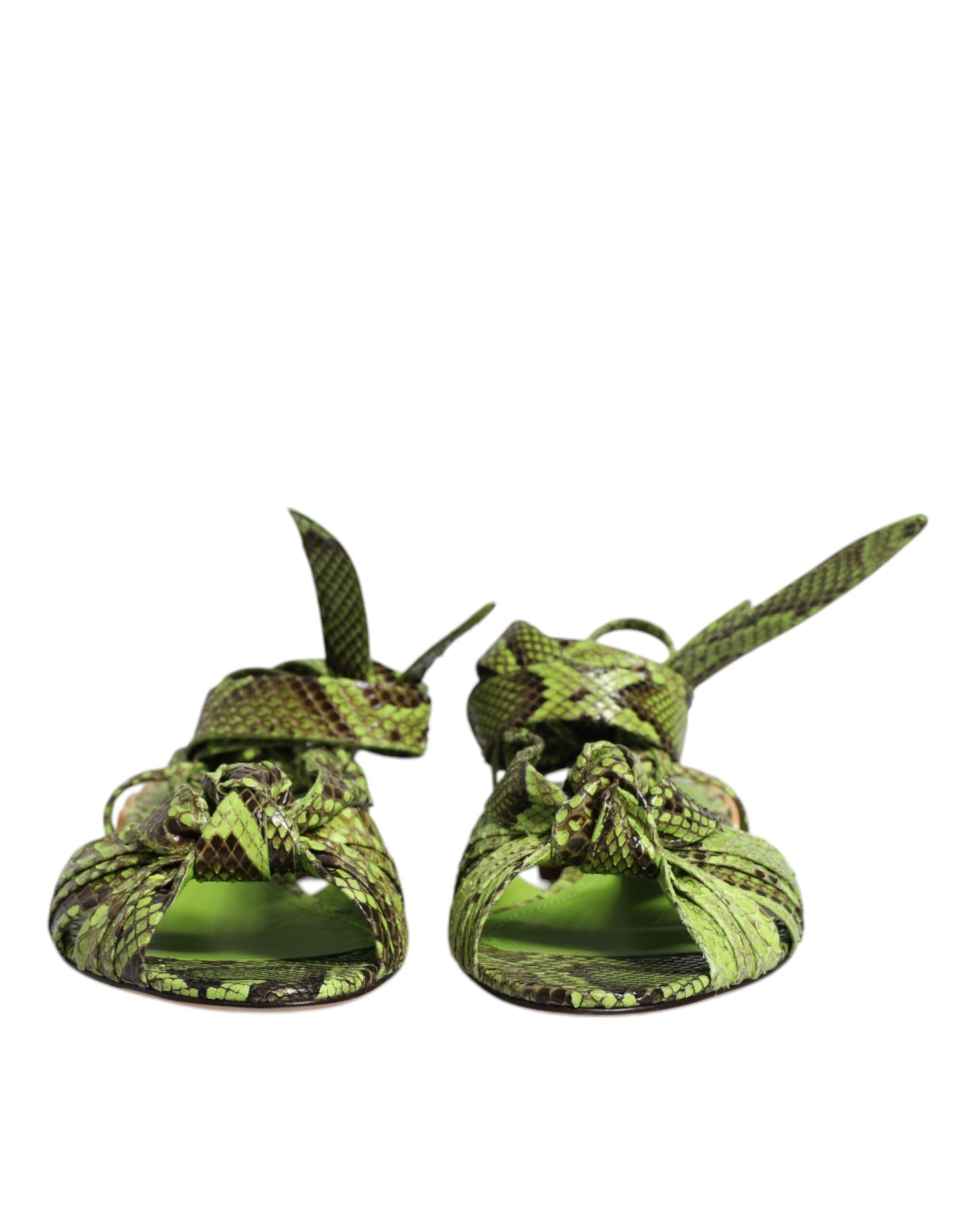 Sandalias cruzadas al tobillo con estampado animal verde