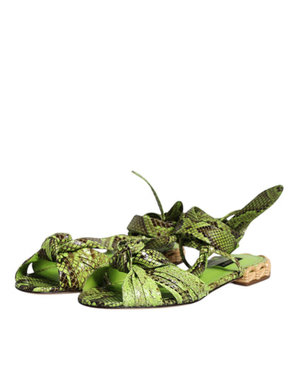 Sandalias cruzadas al tobillo con estampado animal verde