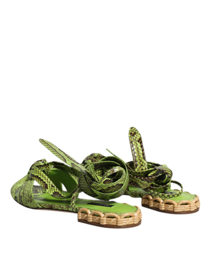 Sandalias cruzadas al tobillo con estampado animal verde