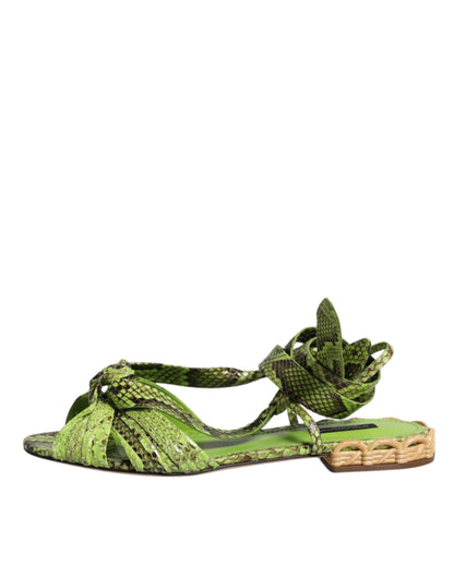 Sandalias cruzadas al tobillo con estampado animal verde