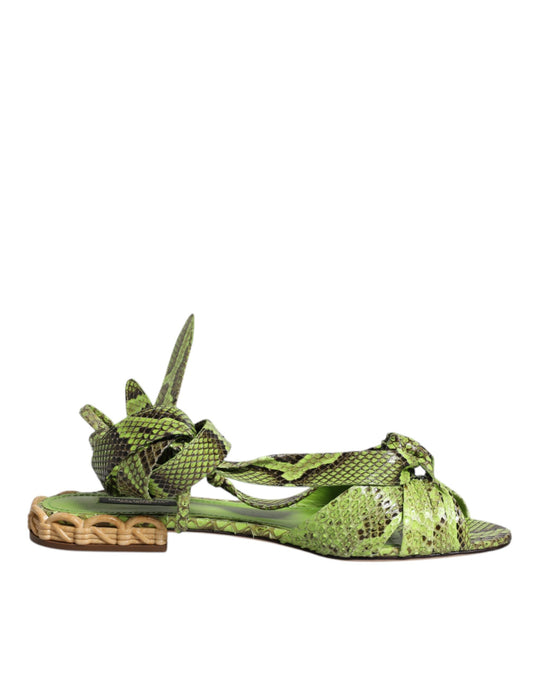 Sandalias cruzadas al tobillo con estampado animal verde