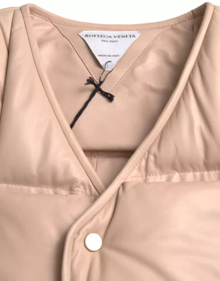 Chaqueta de piel de becerro acolchada sin mangas en beige