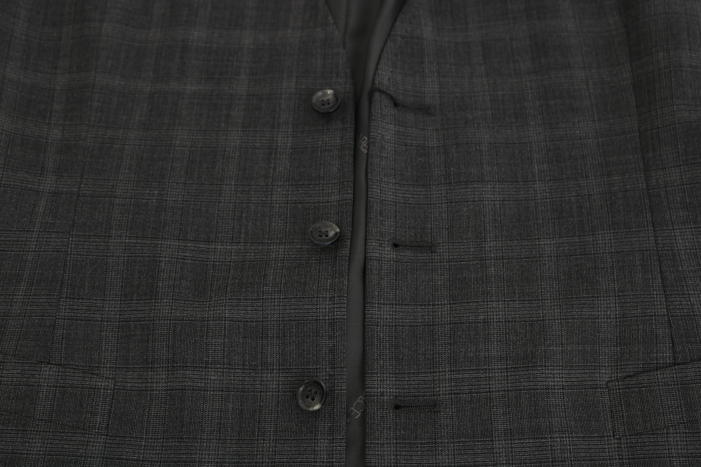 Elegante chaleco de lana a cuadros para el hombre urbano