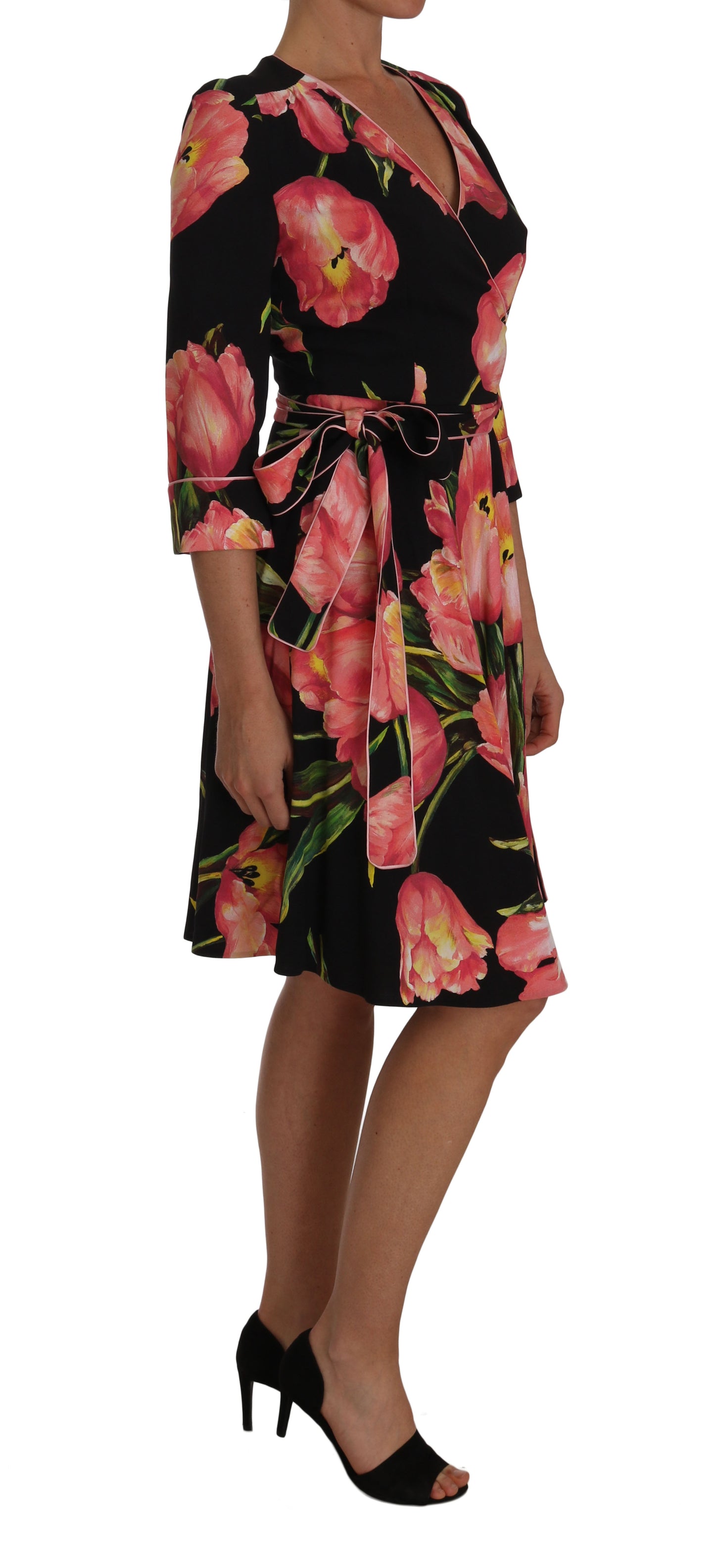 Elegante vestido negro recto con estampado de tulipanes rosas