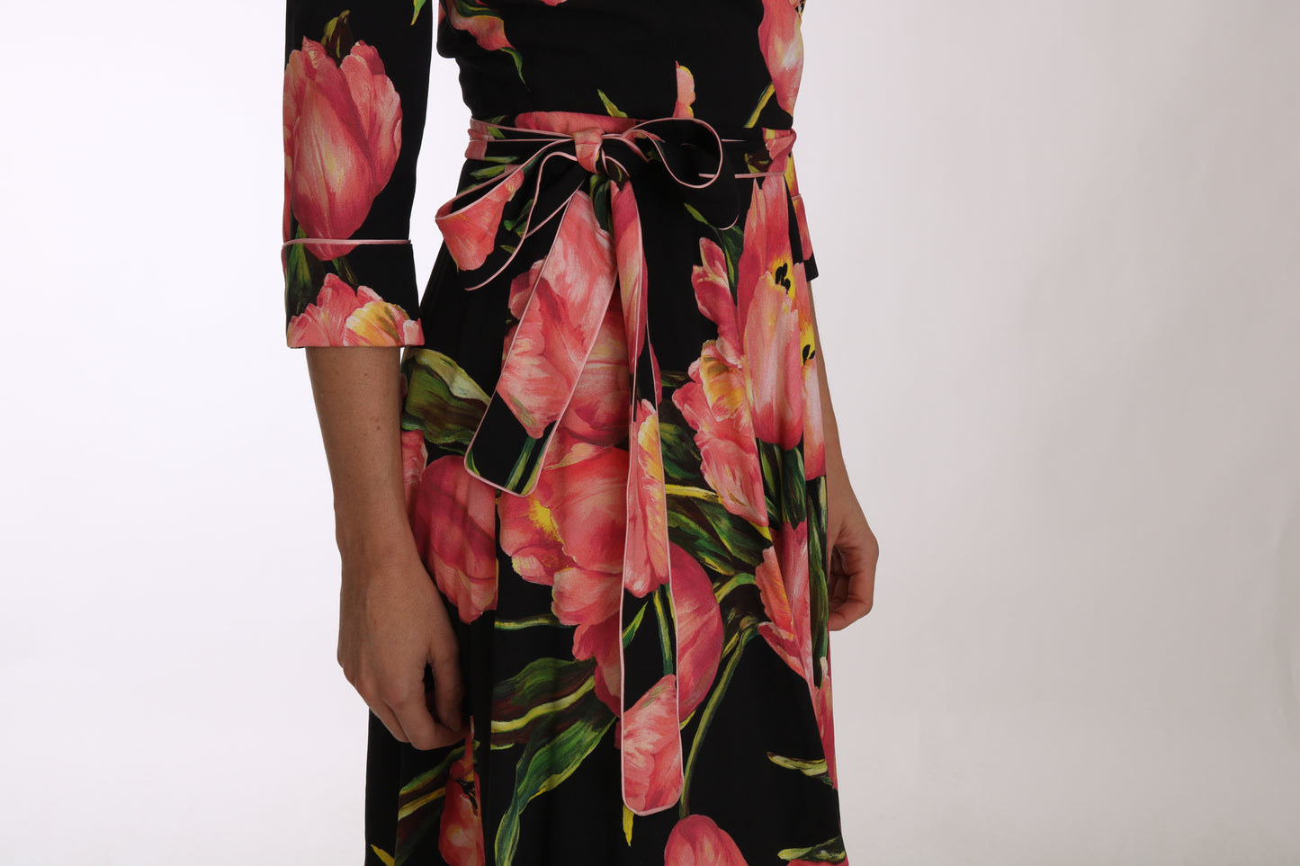 Elegante vestido negro recto con estampado de tulipanes rosas