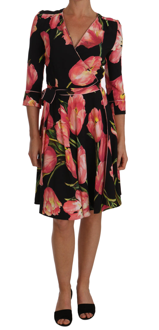 Elegante vestido negro recto con estampado de tulipanes rosas