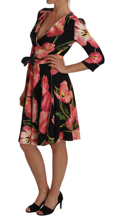 Elegante vestido negro recto con estampado de tulipanes rosas