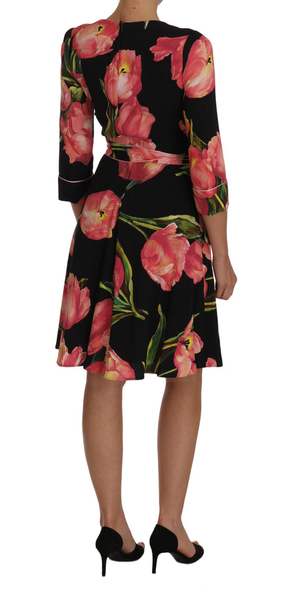 Elegante vestido negro recto con estampado de tulipanes rosas