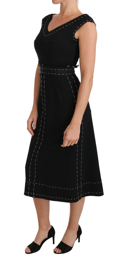 Elegante vestido negro de lana