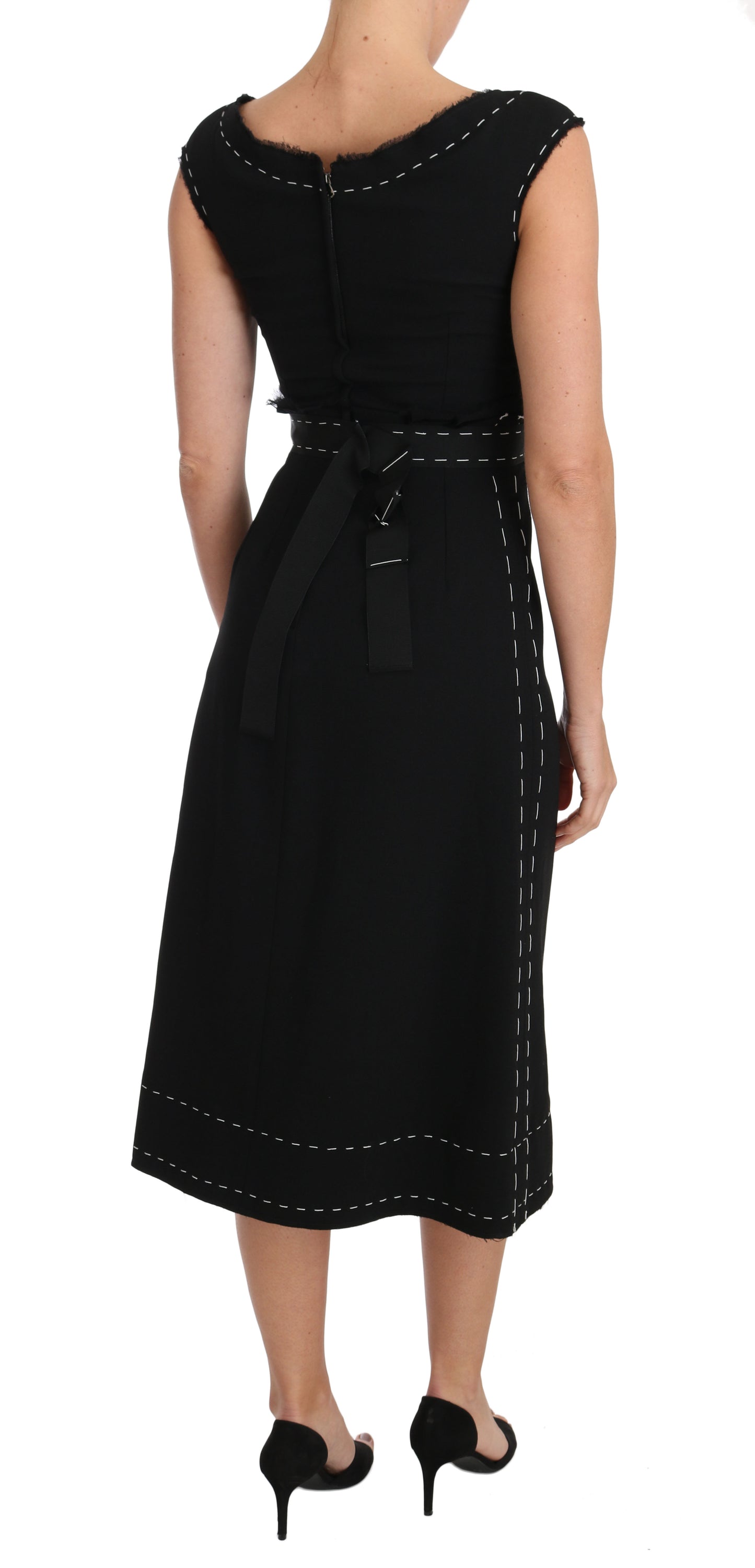 Elegante vestido negro de lana