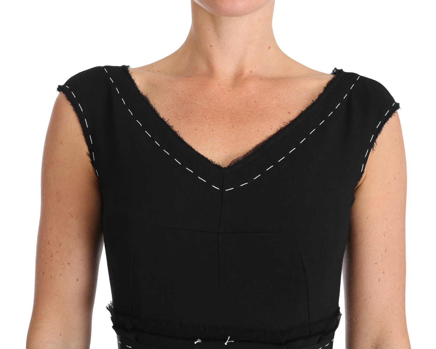 Elegante vestido negro de lana