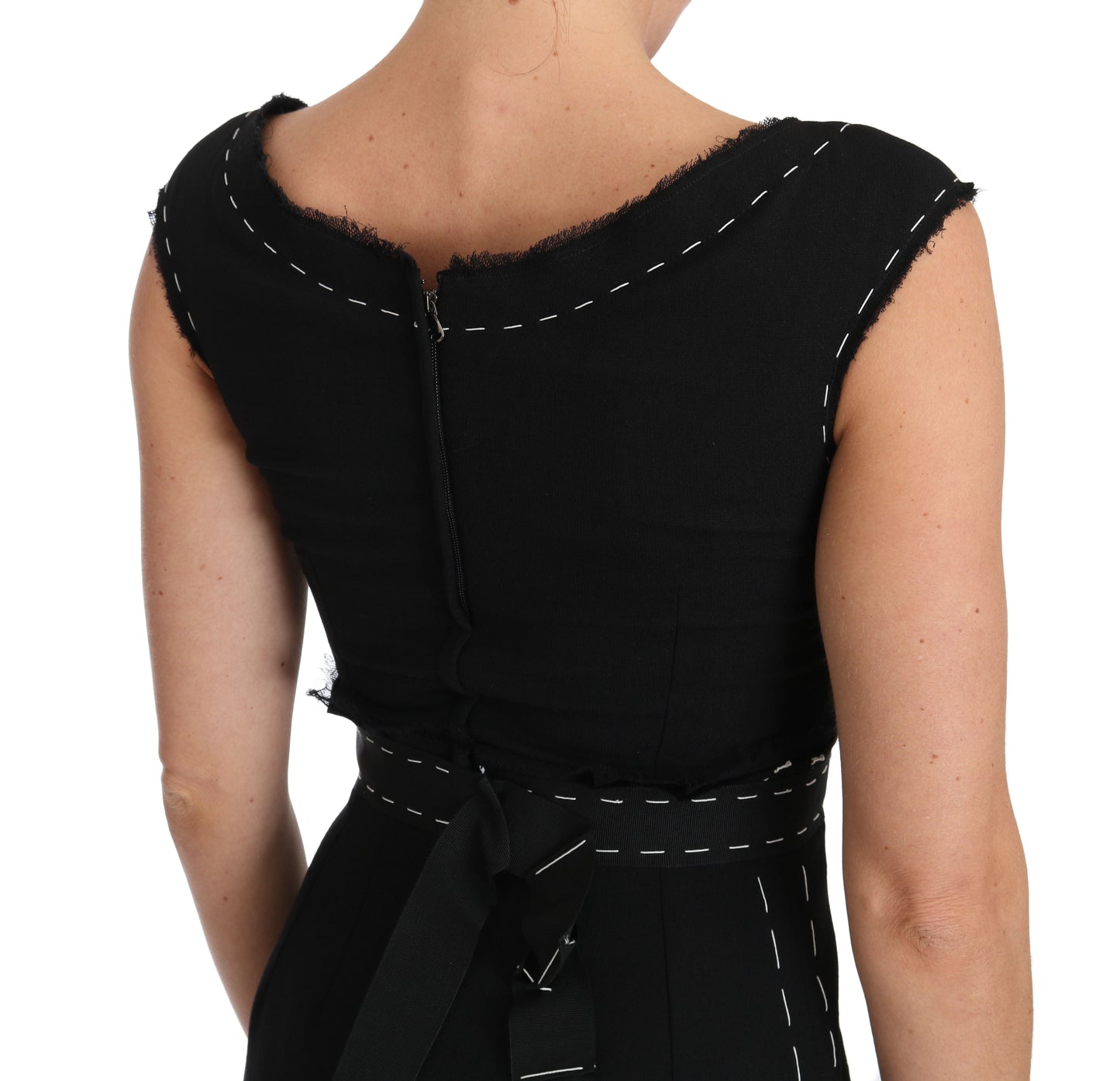 Elegante vestido negro de lana