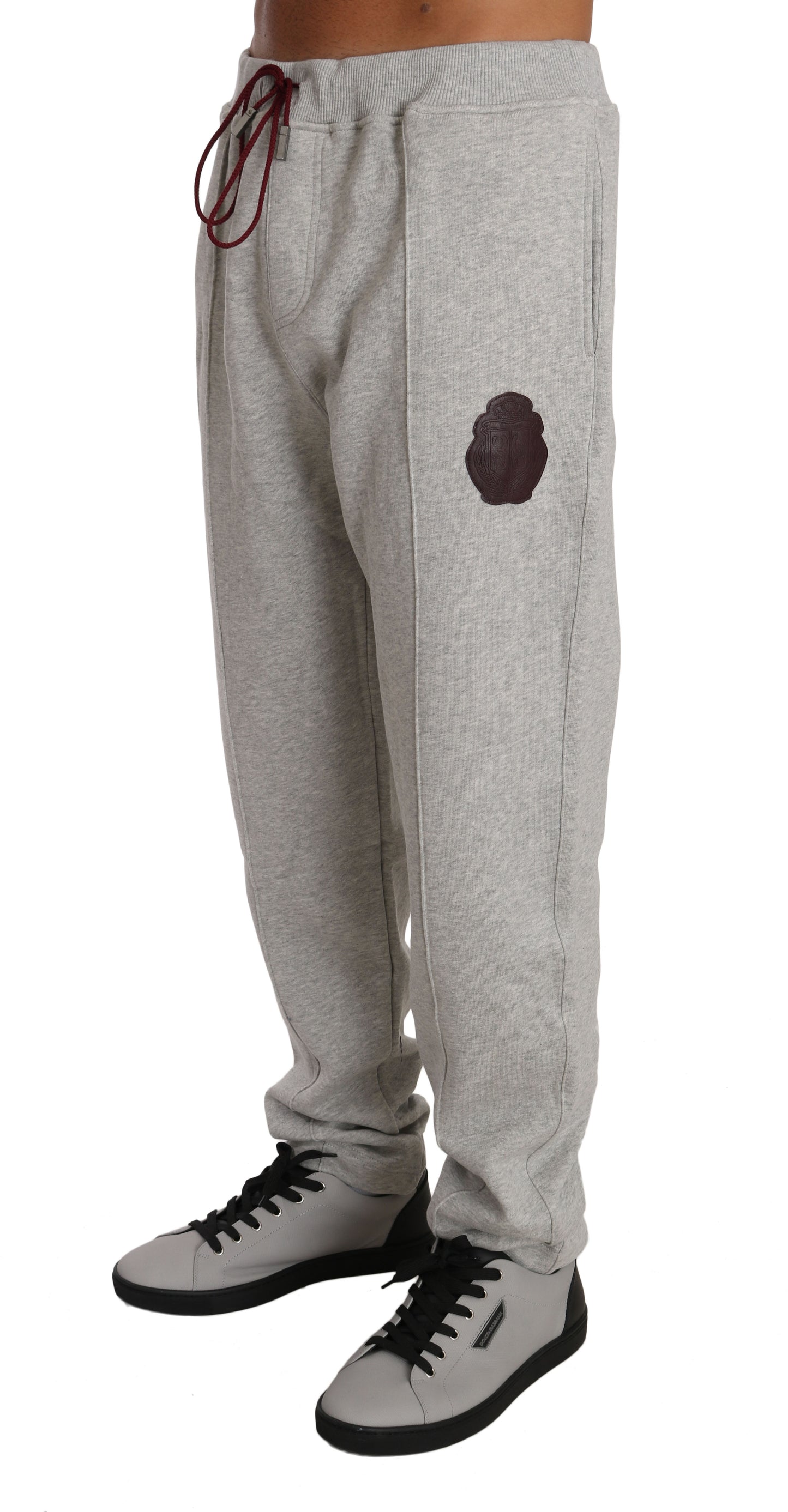 Conjunto elegante de chándal gris con capucha