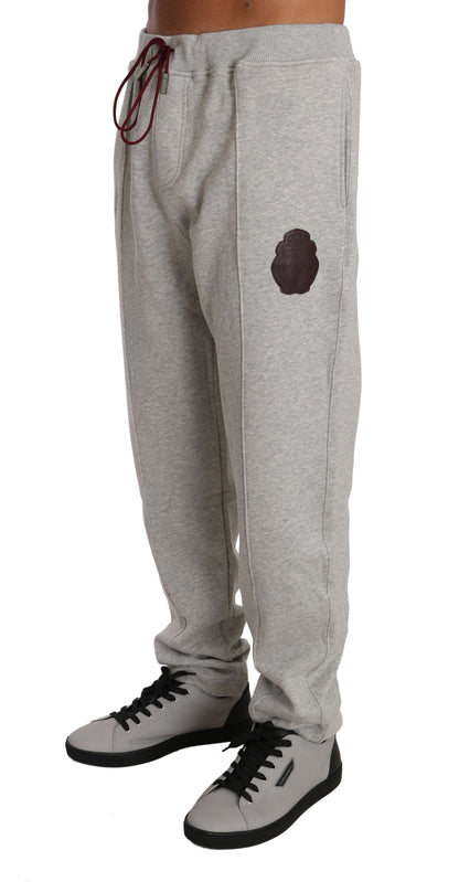 Conjunto elegante de chándal gris con capucha
