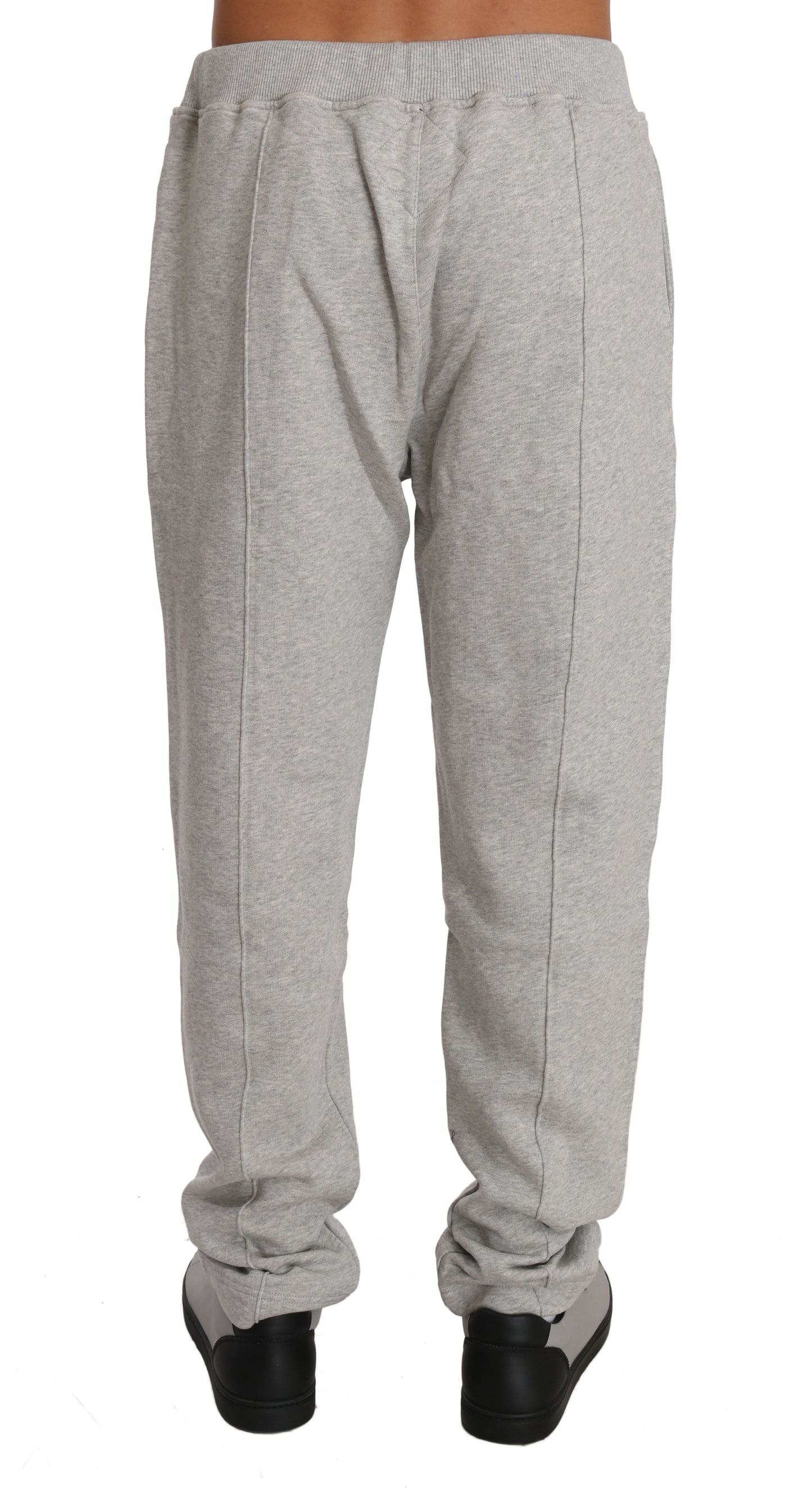 Conjunto elegante de chándal gris con capucha