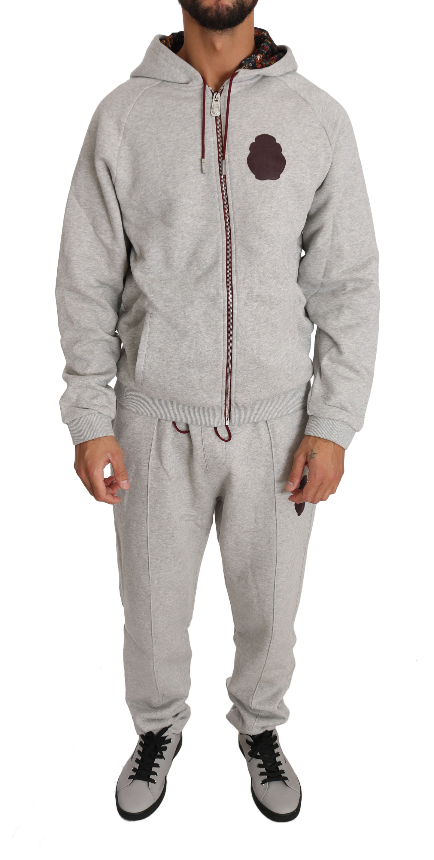 Conjunto elegante de chándal gris con capucha