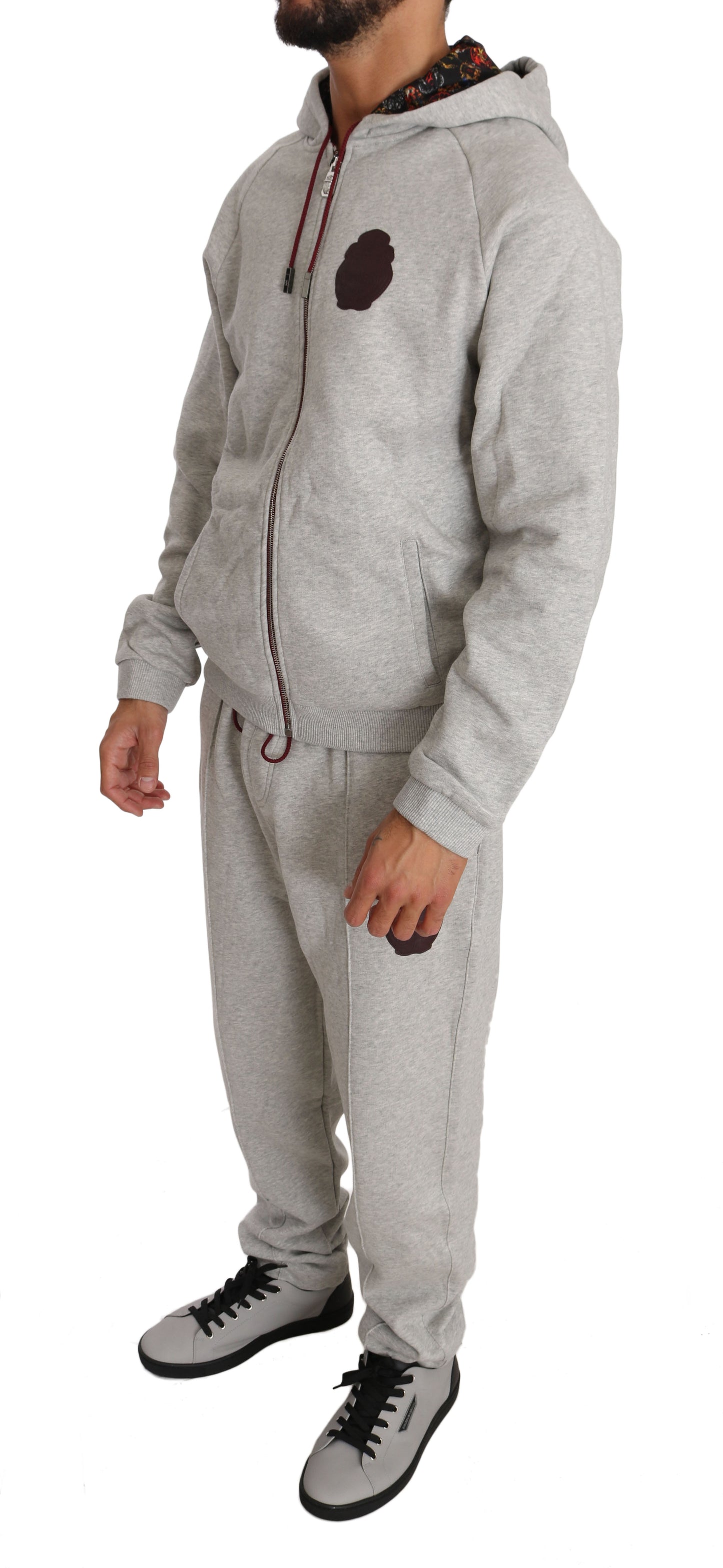 Conjunto elegante de chándal gris con capucha