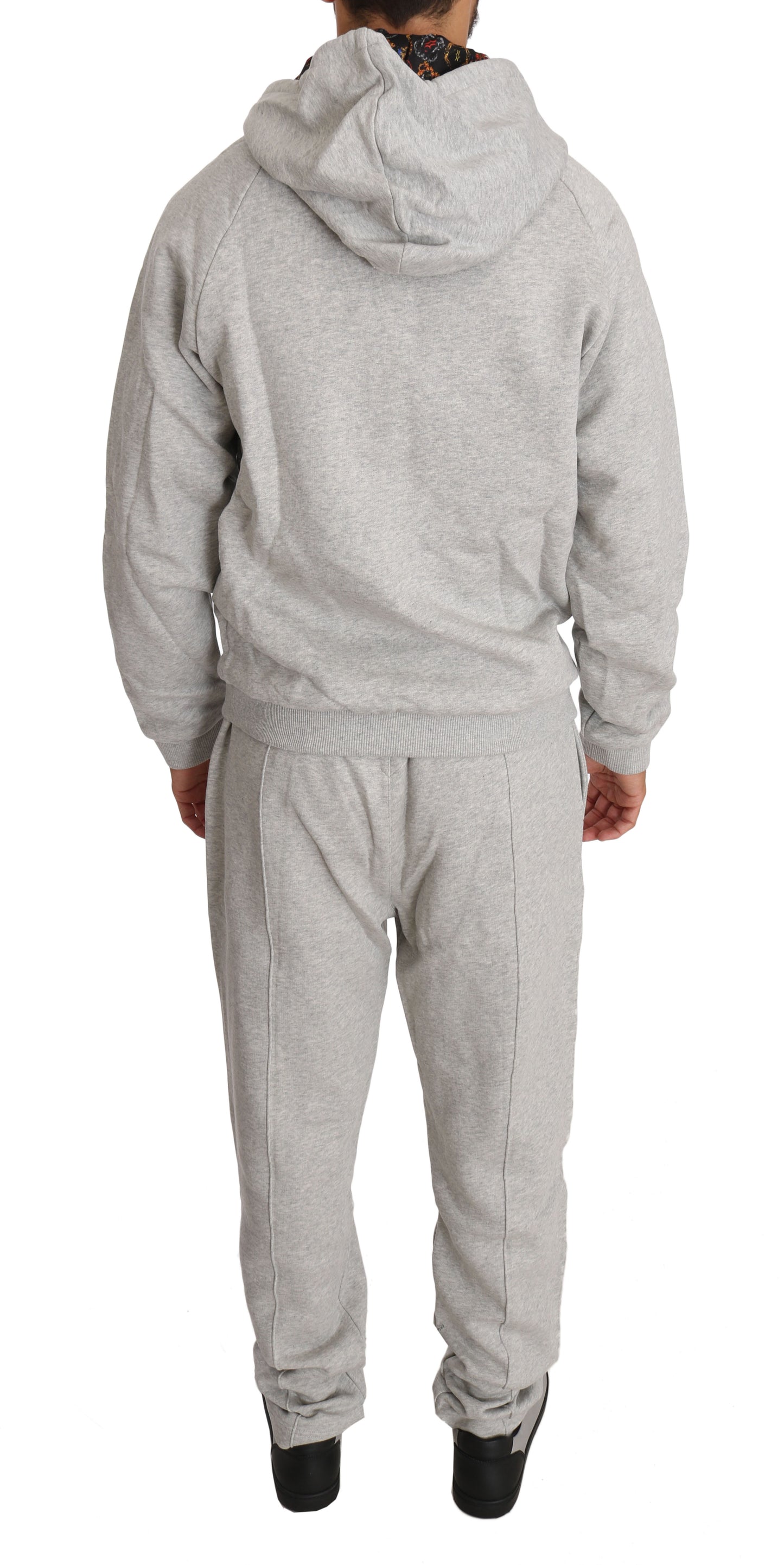 Conjunto elegante de chándal gris con capucha
