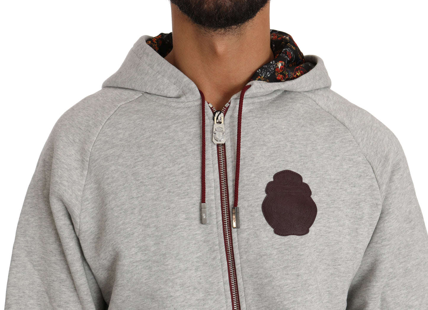 Conjunto elegante de chándal gris con capucha