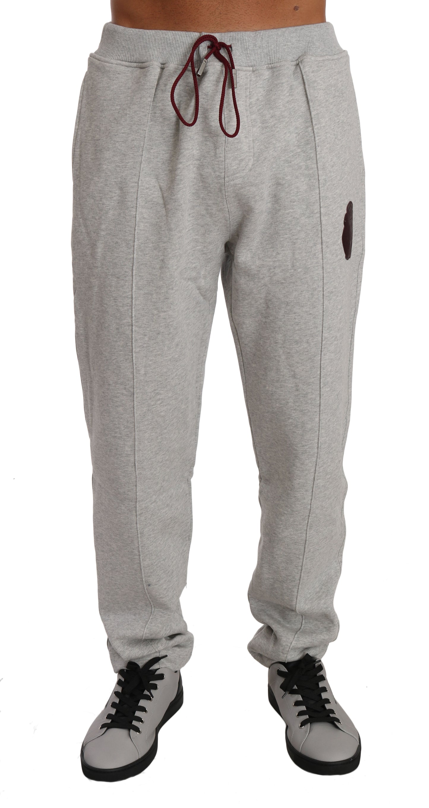 Conjunto elegante de chándal gris con capucha